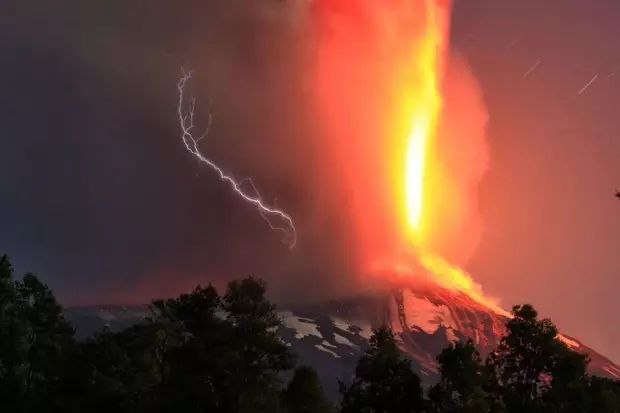 菲律宾马荣火山24小时内出现两次短暂熔岩喷发