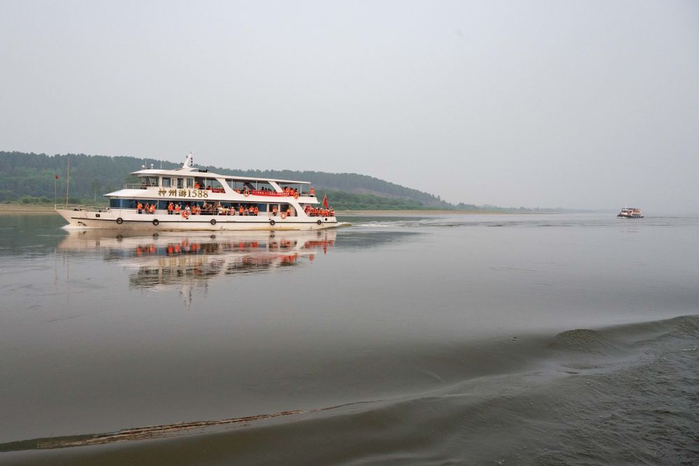 ↑游客从黑龙江省漠河市北极村景区上船，乘船在黑龙江上观光游玩（7月2日摄）。新华社记者 谢剑飞 摄