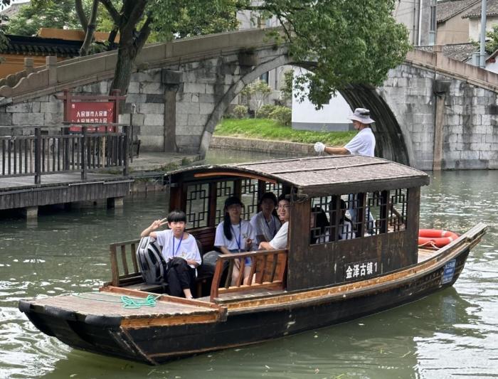 华裔青少年走进金泽古镇：一舟一桨，摇的都是上海故事