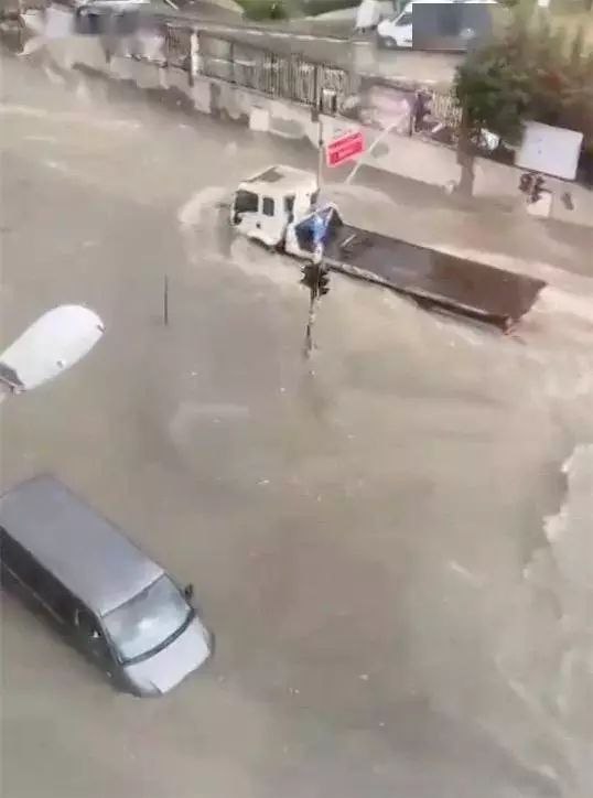 受强降雨影响土耳其著名景点大巴扎被水淹