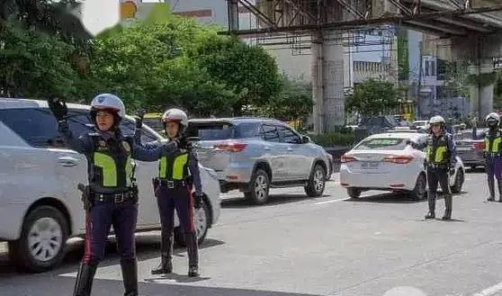 警察为私家车护送开道