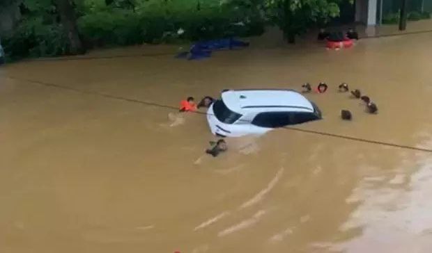 当地时间6月10日凌晨，越南河江省河江市遭遇洪水侵袭，部分被淹地区水深超过两米，许多居民尚无法撤离。