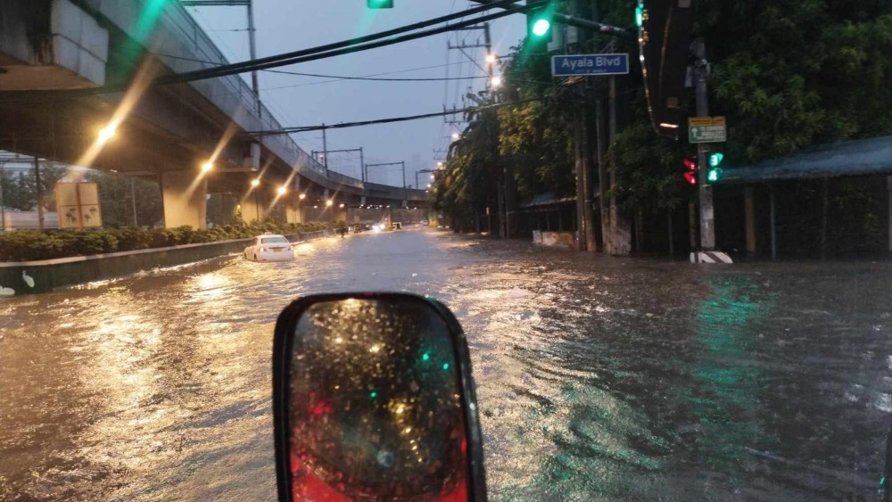 暴雨后 马尼拉变成"水城"