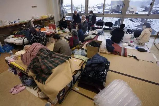 日本地震上万人无家可归已有206人遇难其中7人在避难所丧生