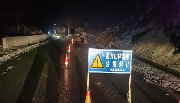 庐山突发滑坡险情致公路封堵