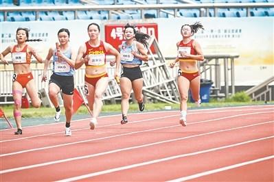 全国田径大奖赛重庆站 中国女子百米接力继续冲奥之路