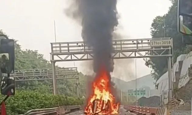 广西百色一面包车侧翻起火致1死3伤