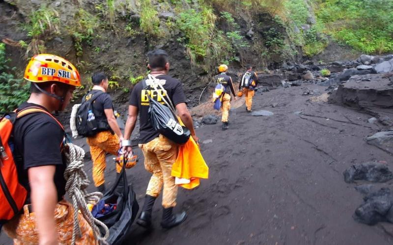 菲小型飞机坠毁 民防队徒步登火山搜救