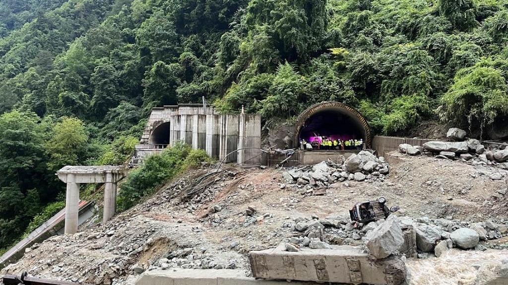 新华视点｜全力以赴抢险——四川康定山洪泥石流灾害救援进行时