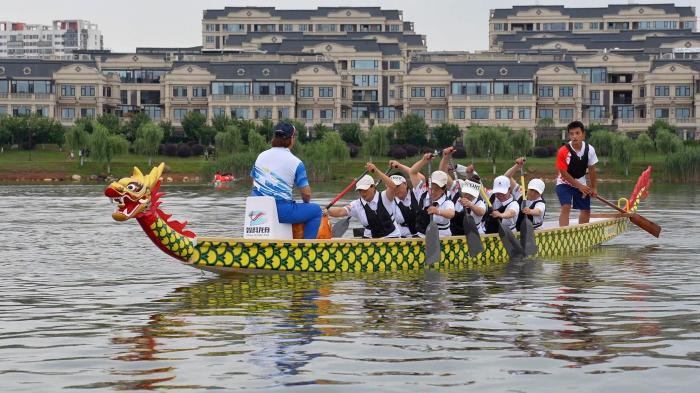 场上队员场下教练 她带着龙舟队乘风破浪