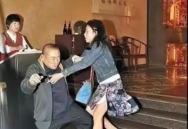 刘銮雄全家无一人参加亲侄女的婚礼