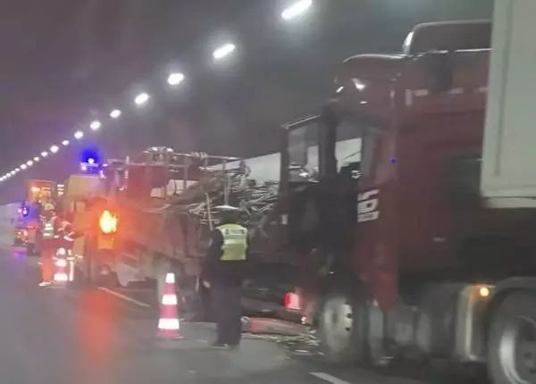 上午G40沪陕高速集卡追尾货车 货物洒落幸无人员伤亡