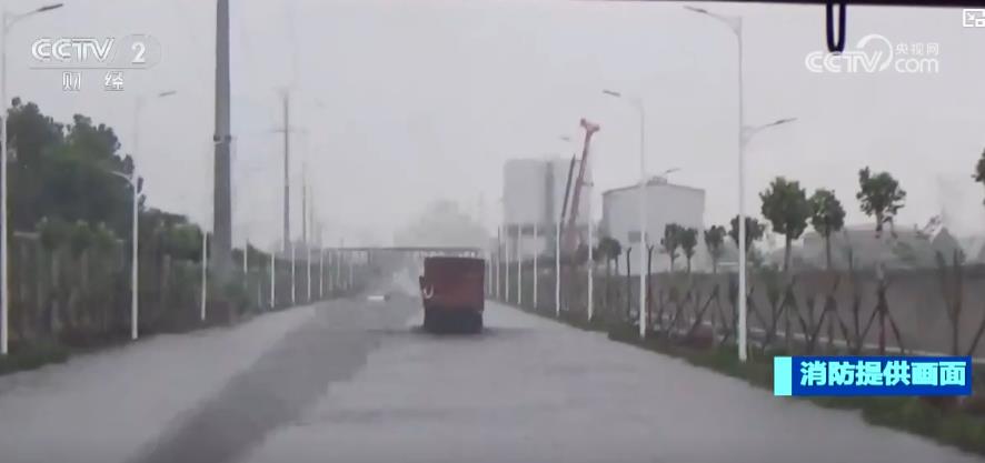 多地出现强降雨 救援人员紧急出动排涝抢险、安全转移被困群众