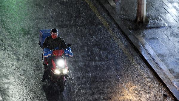 华南强降雨持续需警惕降雨叠加致灾 北方气温多起伏