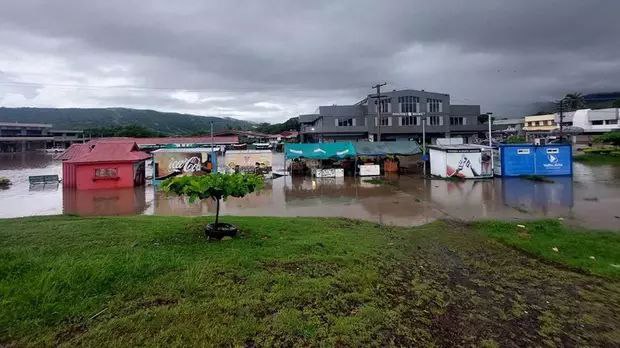 受强降雨影响斐济楠迪发布洪水警报