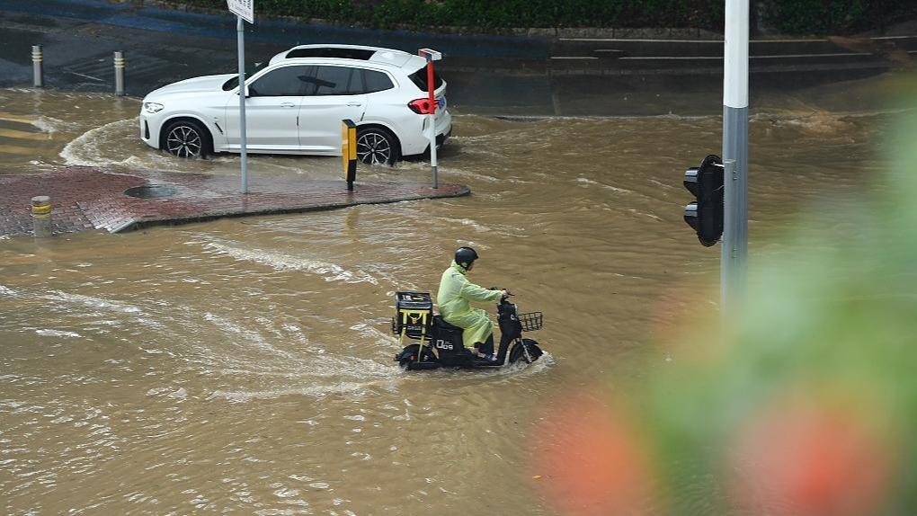 广东多地遭遇“上班暴雨”，对流云系东移后福建南部也将有雷雨