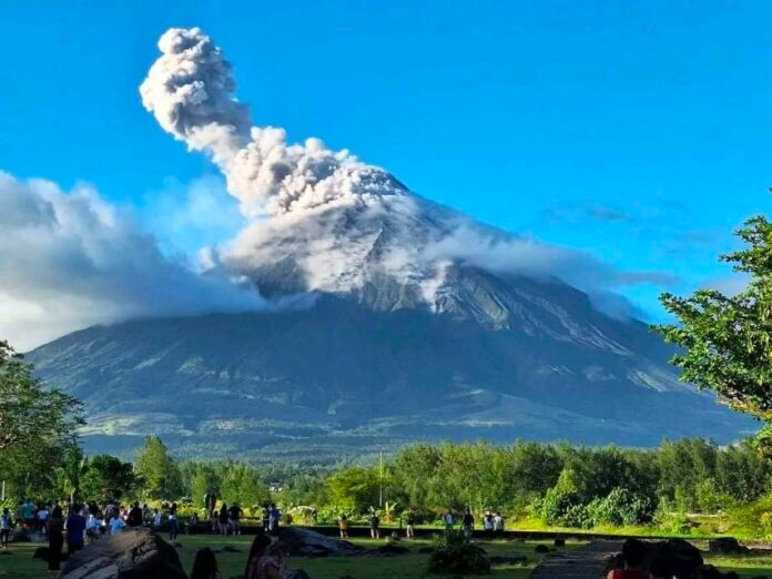 菲律宾马荣火山再次喷发白烟