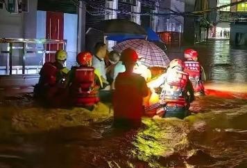 暴雨导致广西百色那坡县城区内涝 多处被淹