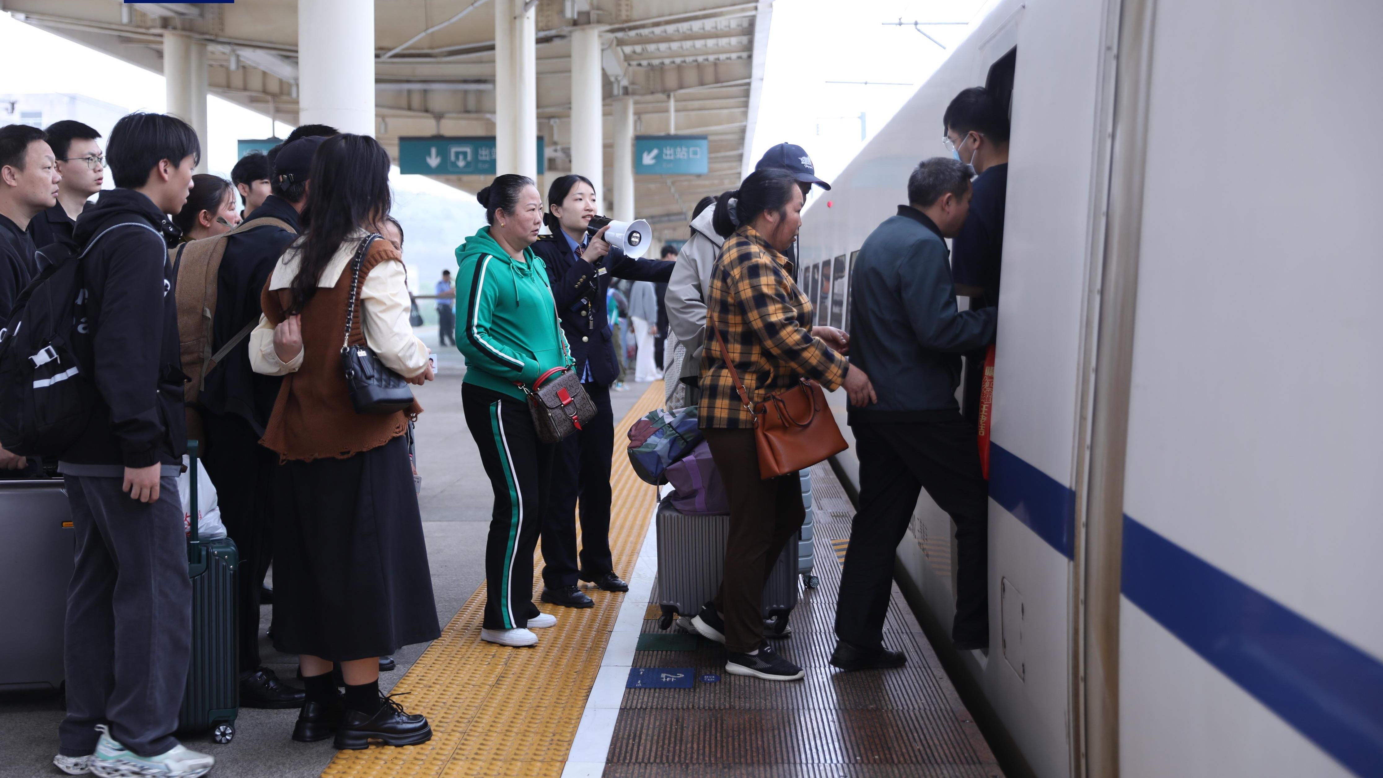 “广西三月三”假期首日国铁南宁局发送旅客81.1万人次