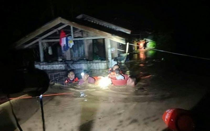 棉兰老岛圣诞周末遭洪灾 已致八死19失踪数万人撤离家园