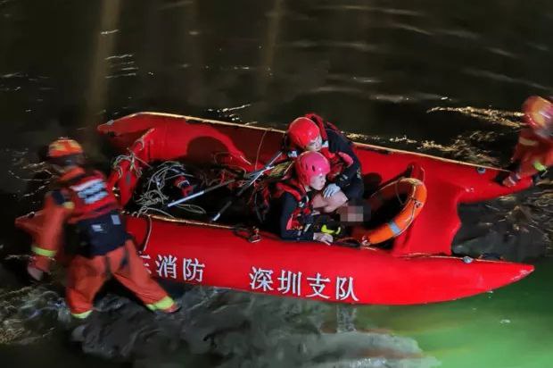 深圳一男子情绪激动跳河事发时女友就在身边