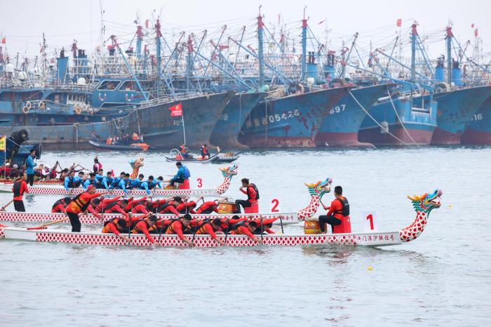 海上赛龙舟 海内外12支海上龙舟队福建晋江竞逐