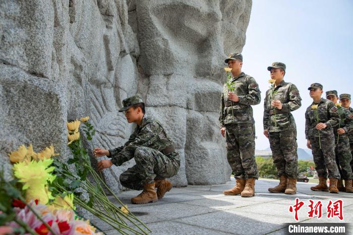 武警桂林支队：清明祭英烈 军魂永传承