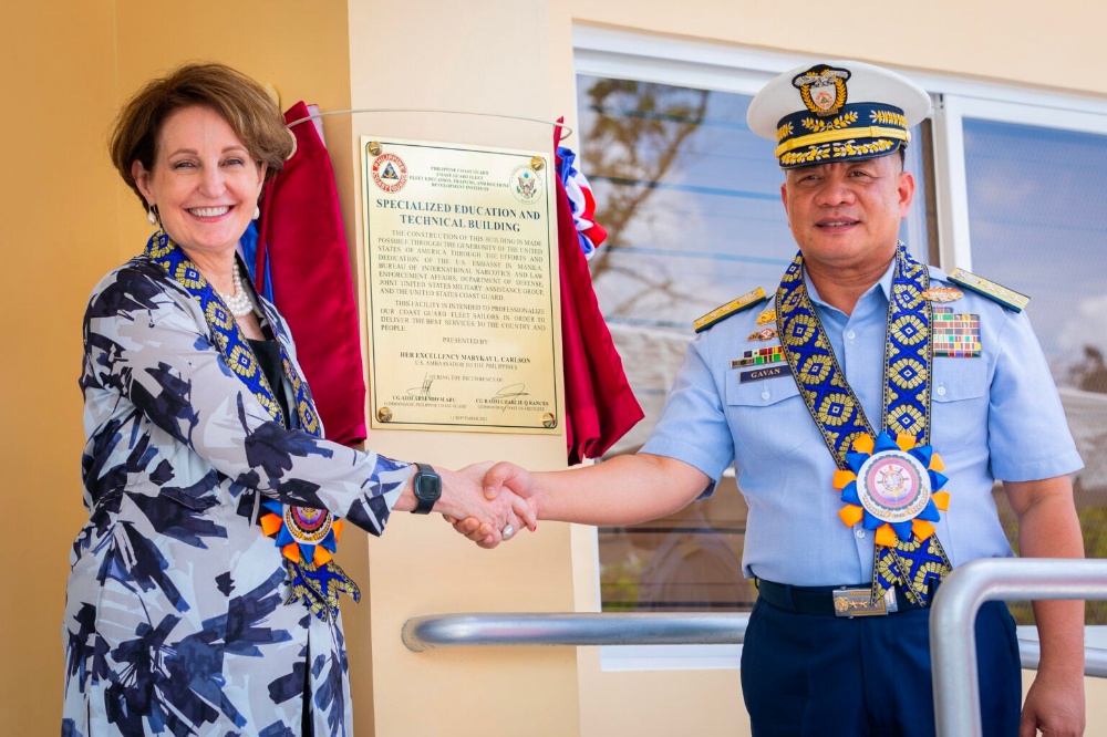 美国大使祝贺新任海警司令 愿进一步加强强大合作关系