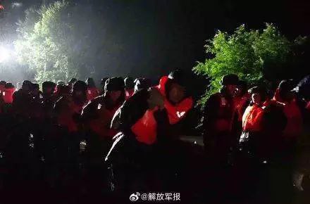 武警官兵奋战黑龙江抗洪一线