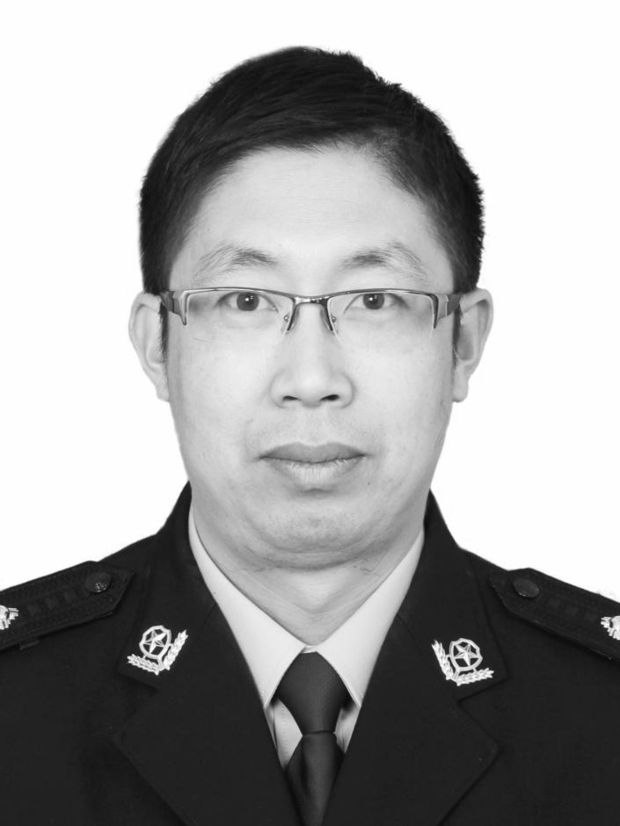 绍兴48岁交警中队长执勤时遭越野车冲撞并拖行七百米，抢救无效牺牲