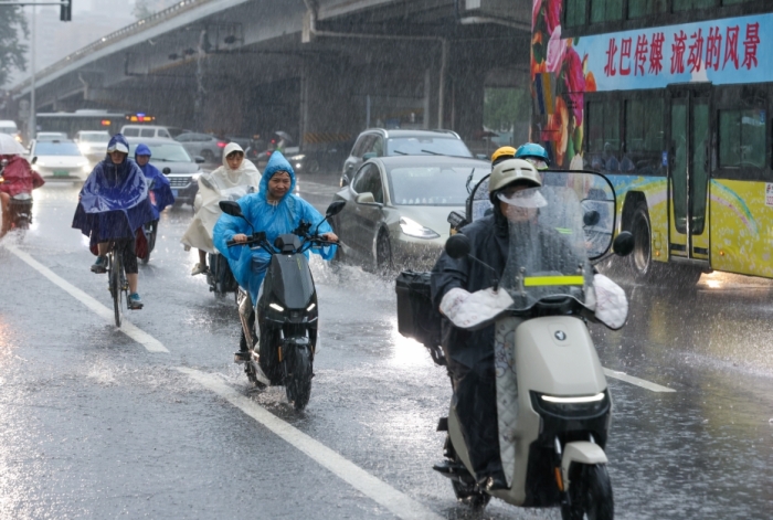 江南华南西北地区东部等地有分散性强降雨