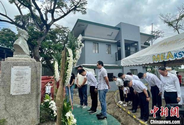 中国驻菲律宾使馆赴奎松省地亚望市开展叶飞将军纪念铜像清明祭扫活动