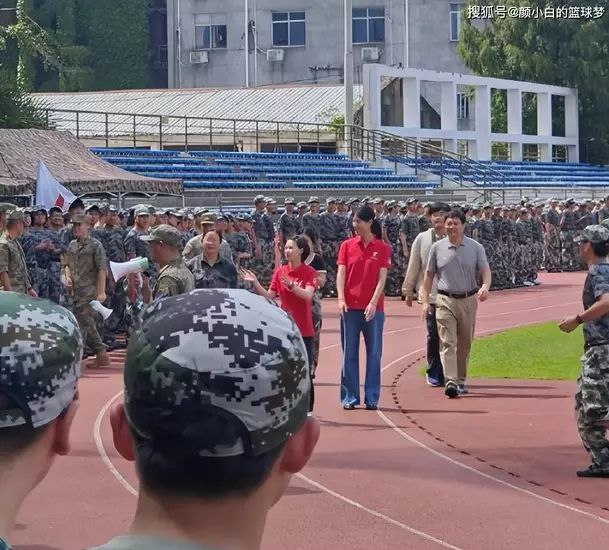 军训获同学鼓掌欢呼同济送上礼物场面暖心