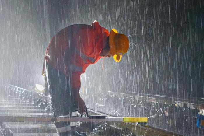 80名铁路职工雨夜“奋战” 为昌九城际铁路“舒筋活脉”