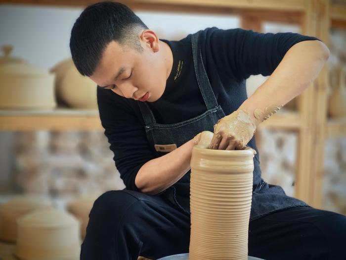 在浙江龙泉，宝剑与青瓷立下“千年之约”