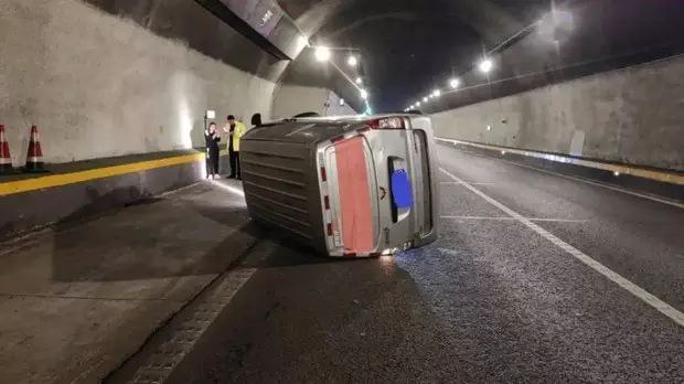 太古高速公路隧道内一面包车突然左右摇晃​车辆失控侧翻