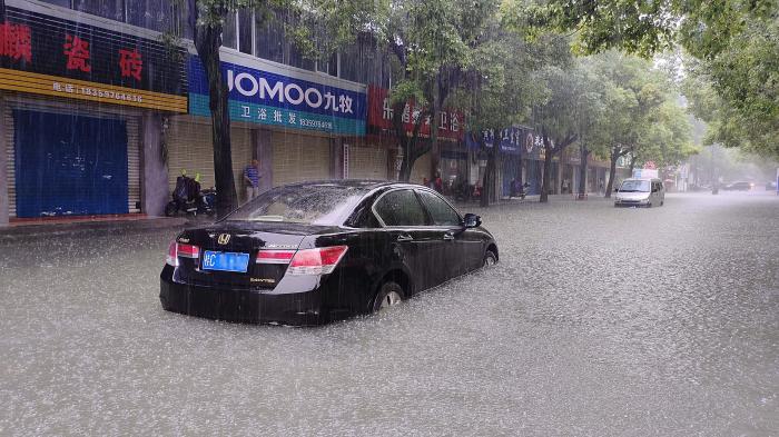 广西桂林发布暴雨红色预警 漓江游览排筏全线封航