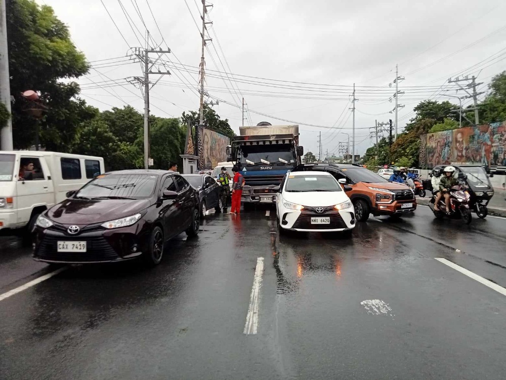 马尼拉大都会东部暴雨，城市停课车辆不限行