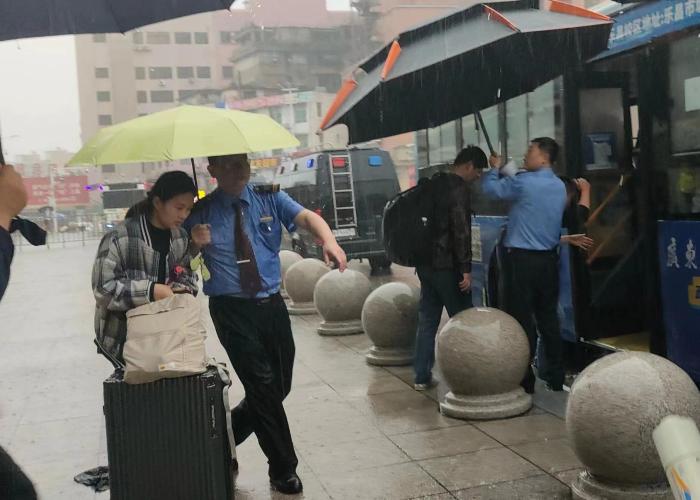 雨中坚守 守护三千余名旅客平安转运