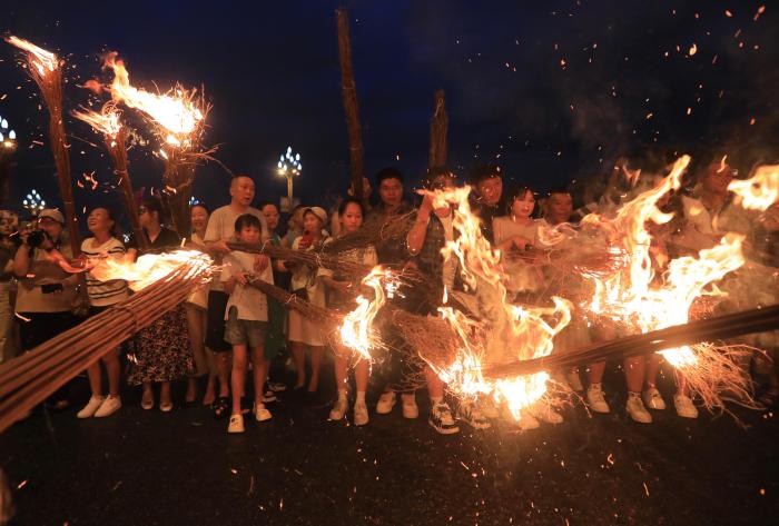 四川凉山彝族火把节：共享火把“不夜天”