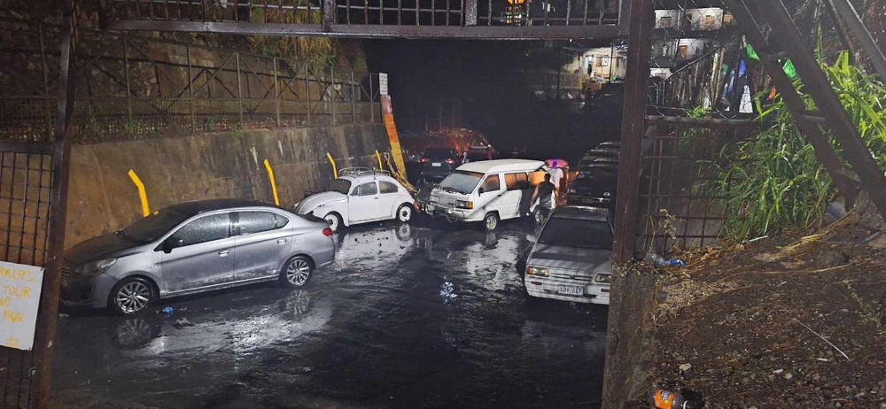 碧瑶市大雨导致洪水暴涨 14辆汽车泡水受损