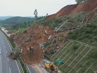 广西南宁外环高速塌方段已恢复单侧双向通行