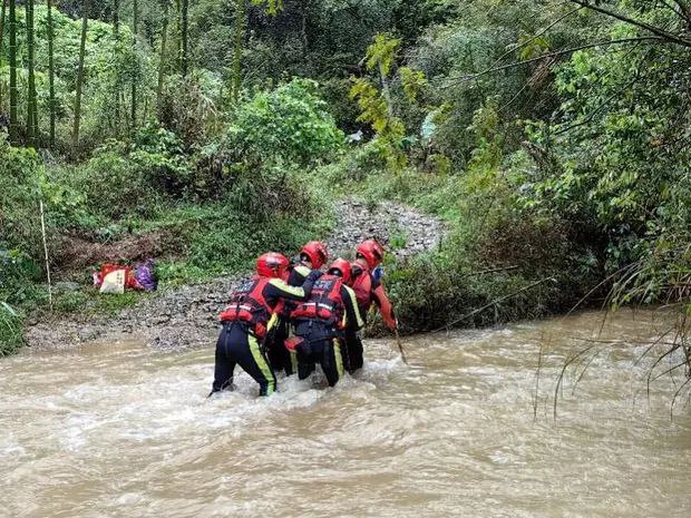 清远两人进山采笋突遇暴雨受困