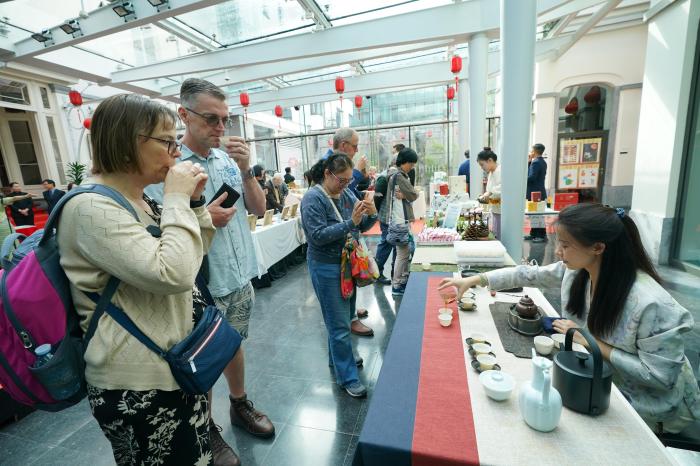 比利时青年的茶会：以茶会友 海纳百川