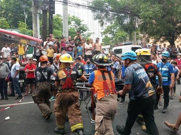 菲律宾马尼拉市华人区附近大树倒塌 多栋简屋受损