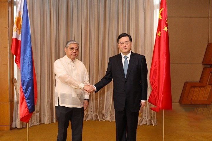 外交部(DFA) 恩里克·马纳洛周六与中国国务委员兼外交部长秦刚会面