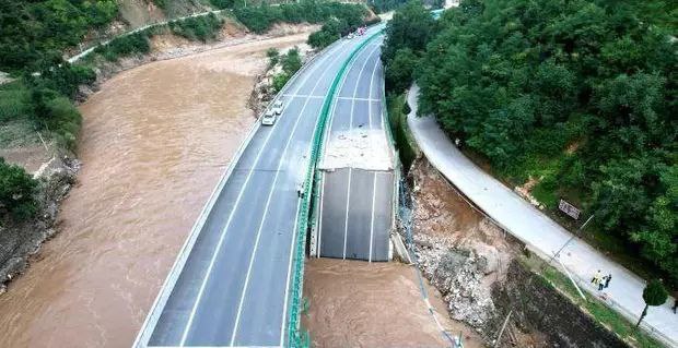 陕西柞水公路桥梁垮塌现场直击