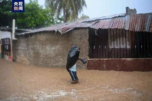 地震、暴雨已致46死121伤，大量居民被迫离开家园