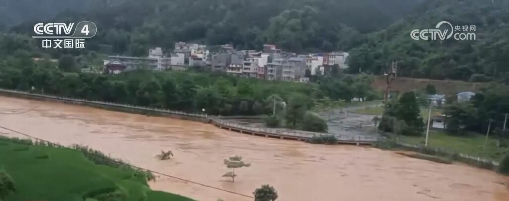 中国多地遭遇强降雨天气 相关部门启动应急响应