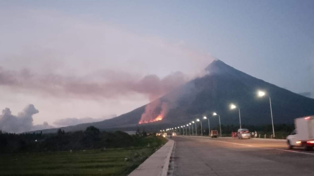 马荣火山山脚再次发生山火